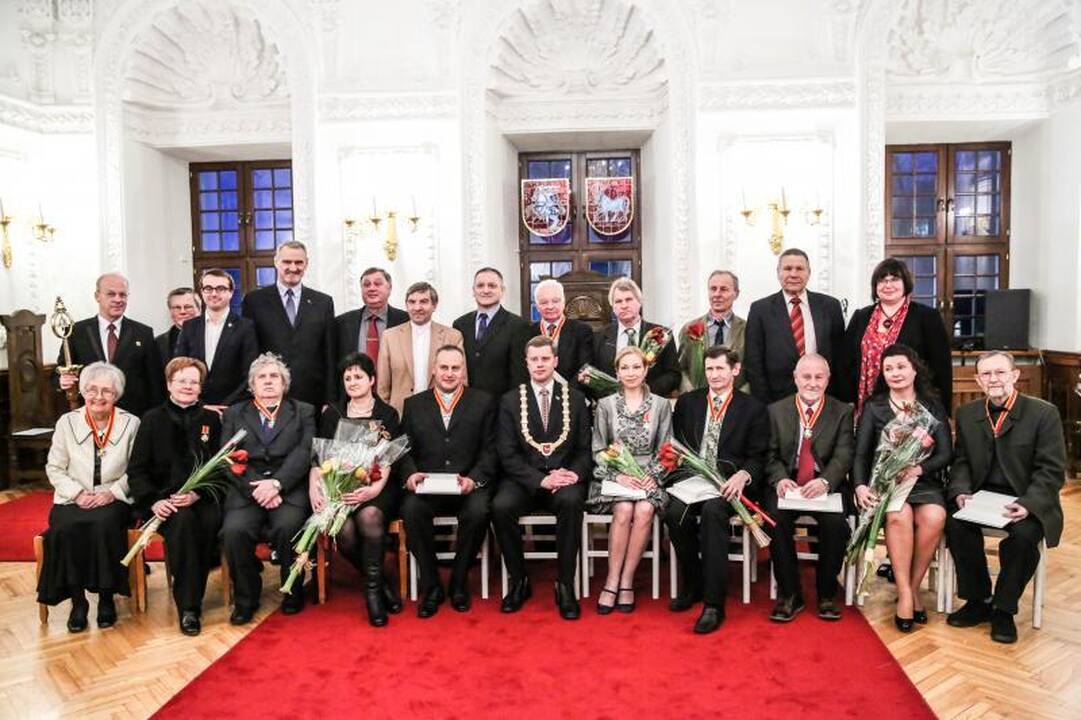 Rotušėje dešimčiai kauniečių išdalyti Santakos garbės ženklai