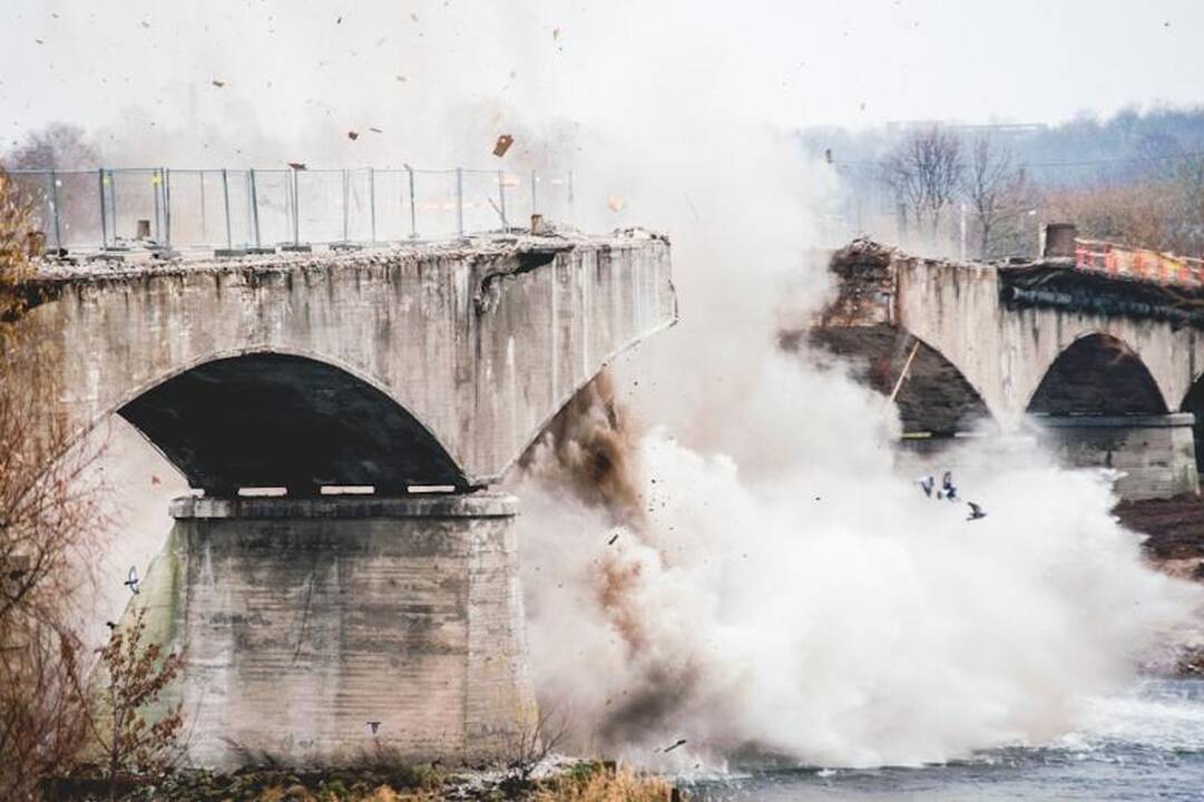 Panemunės tiltą išdraskė sprogimas, laukia dar penki bandymai