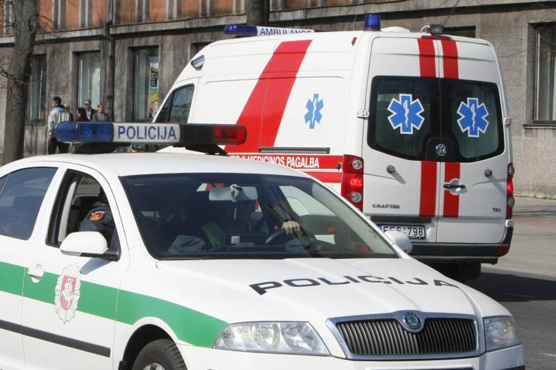 15-metė gatvėje dūrė peiliu į nugarą vienmetei