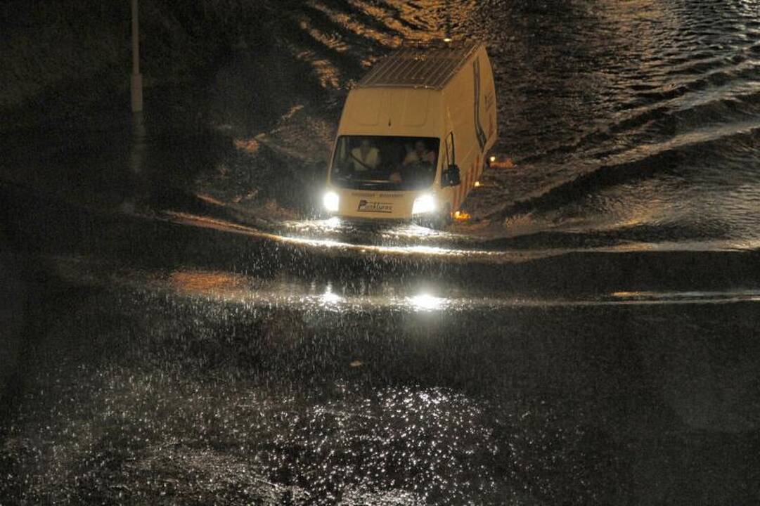 Per naktinę liūtį Vilniuje skendo automobiliai