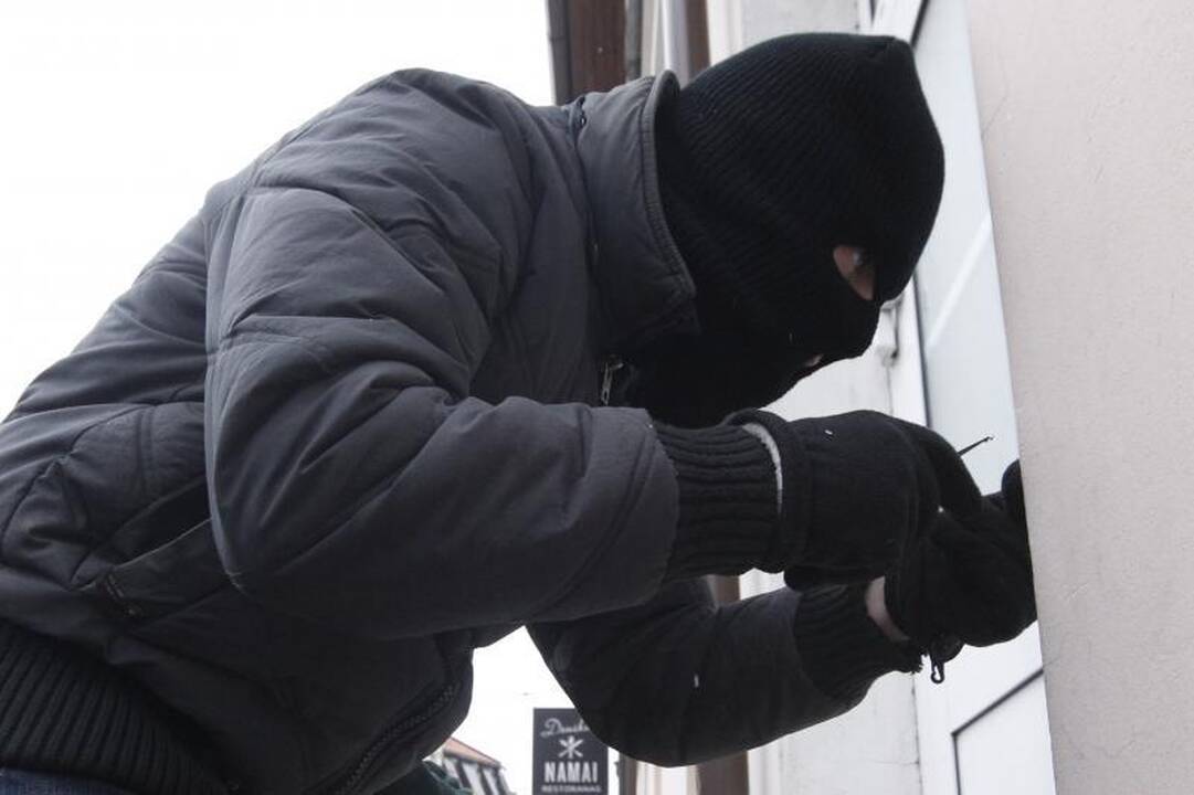 Iš buto įsilaužėlis išsinešė šimtatūkstantinę pinigų sumą ir auksą