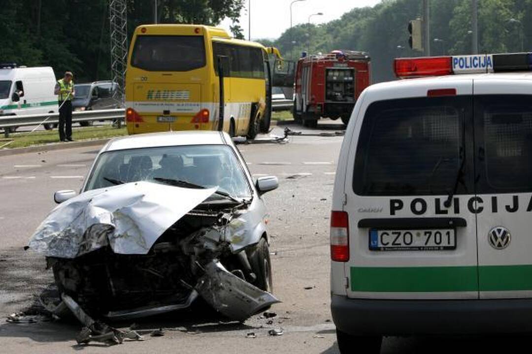 Kaune į avariją pateko tarpmiestinis autobusas (papildyta)