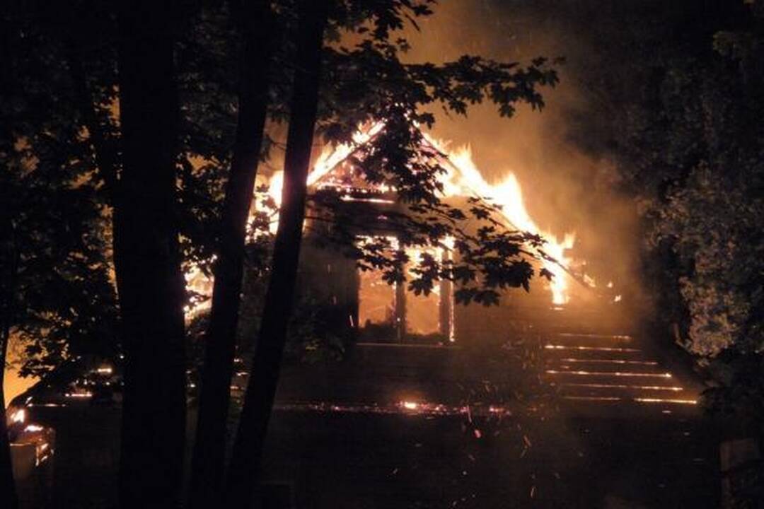 Vilniaus Antakalnio rajone liepsnojo namas (papildyta)