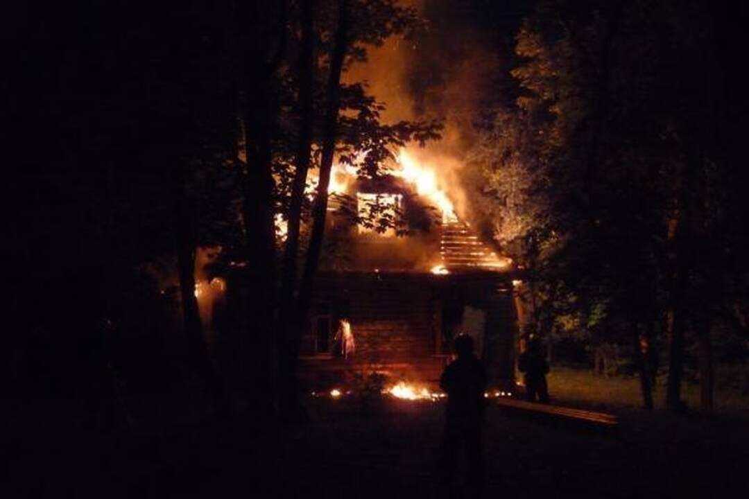 Vilniaus Antakalnio rajone liepsnojo namas (papildyta)