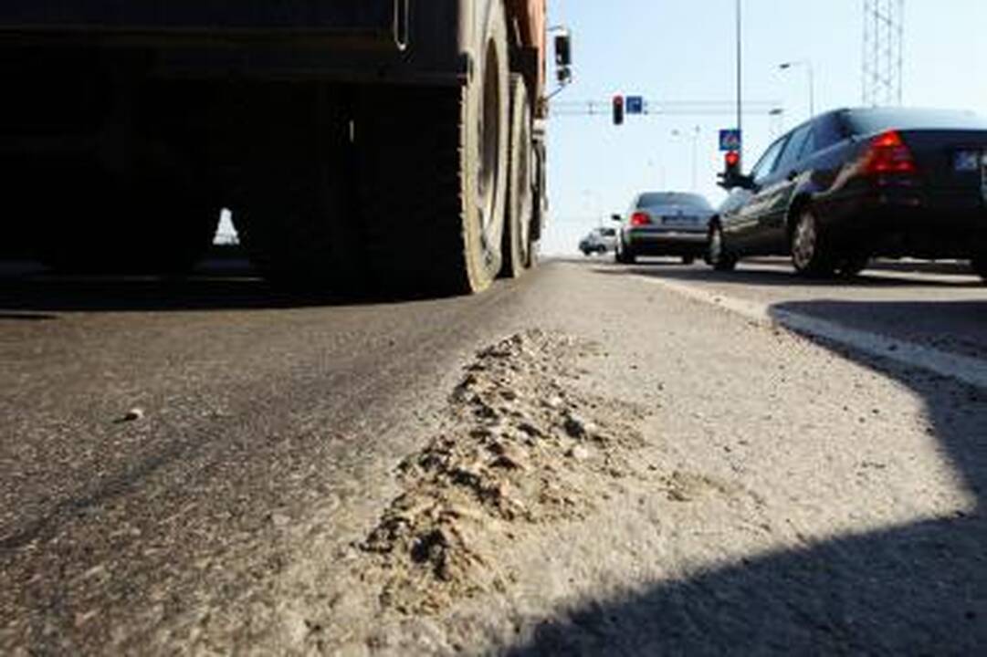 Pėsčiasis žuvo po automobilio ratais