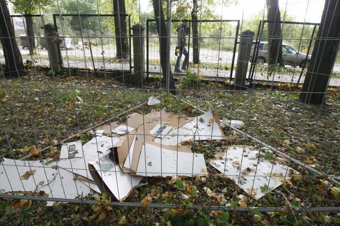 Rinkiminei agitacijai skirtus stendus niokojo ir vėjas, ir chuliganai