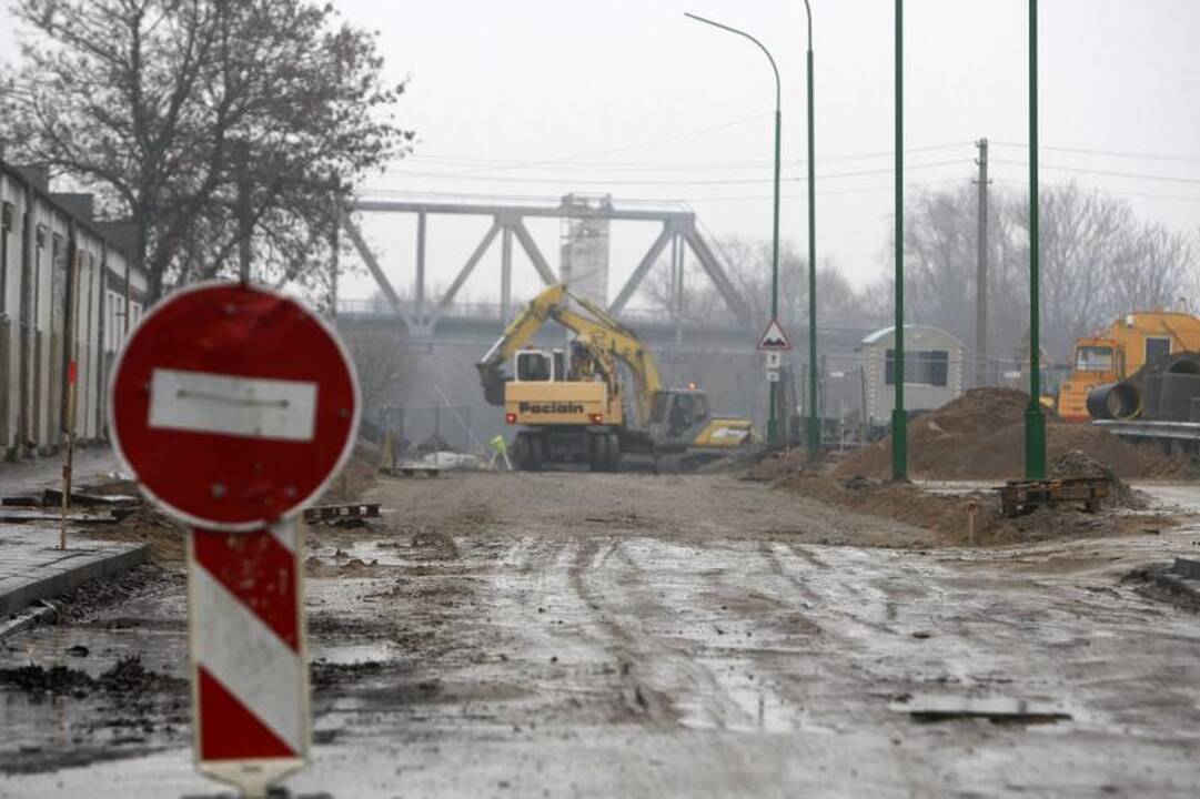 Lietus apsunkina Klaipėdos gatvių remonto darbus