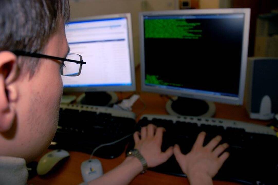 Programišių taikinyje – valstybių tarnautojai ir įmonių vadovai