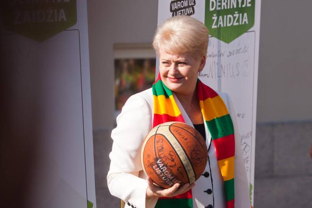 Prezidentė išbandė krepšinio kamuolio šoklumą