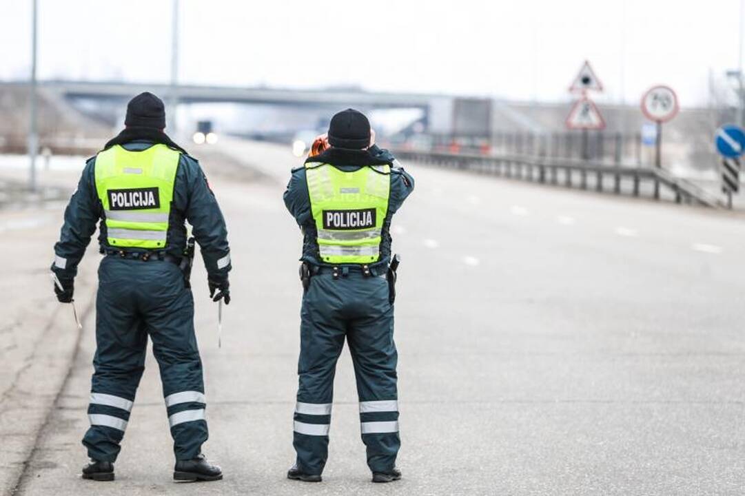 Kauno kelių policininkai vairuotojus ne baudė, bet apdovanojo