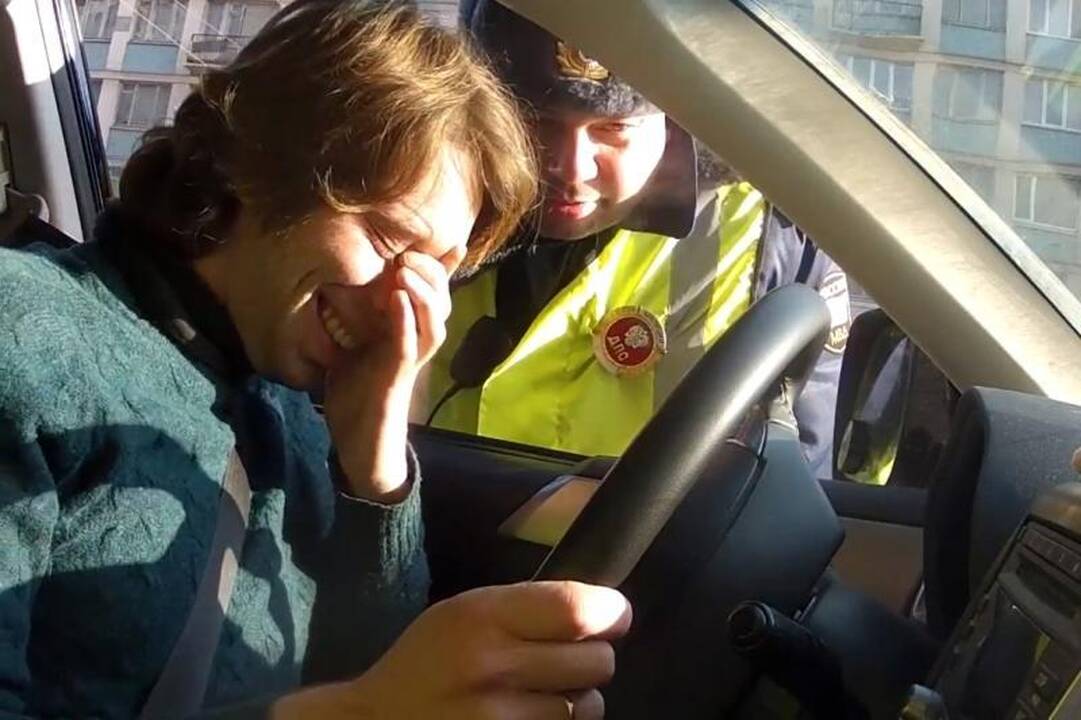 Kitokie „Važiavimai“: dainininką nuo milicininko gina žiurkėnas