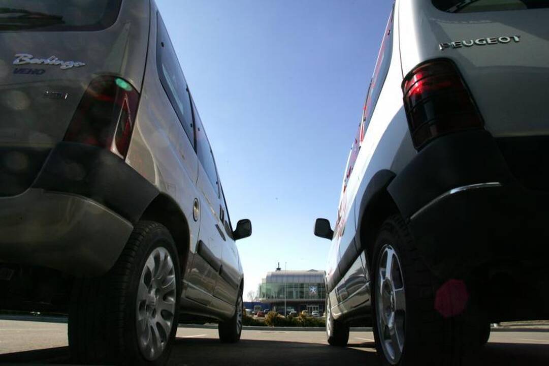 Sprukdamas nuo policijos jaunuolis apgadino penkis automobilius