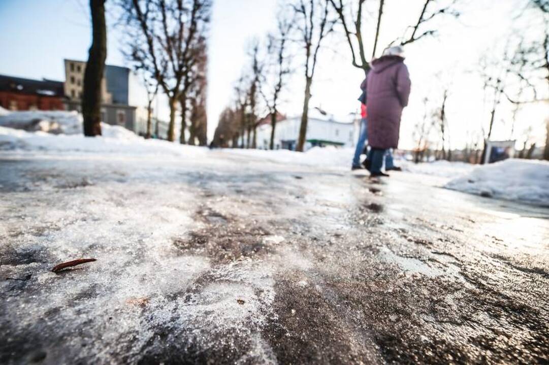 Per šventes ligonines užplūdo slidžių šaligatvių aukos