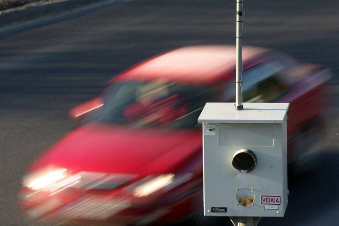 Moterys – už stacionarius greičio matuoklius, jaunuoliai – prieš 
