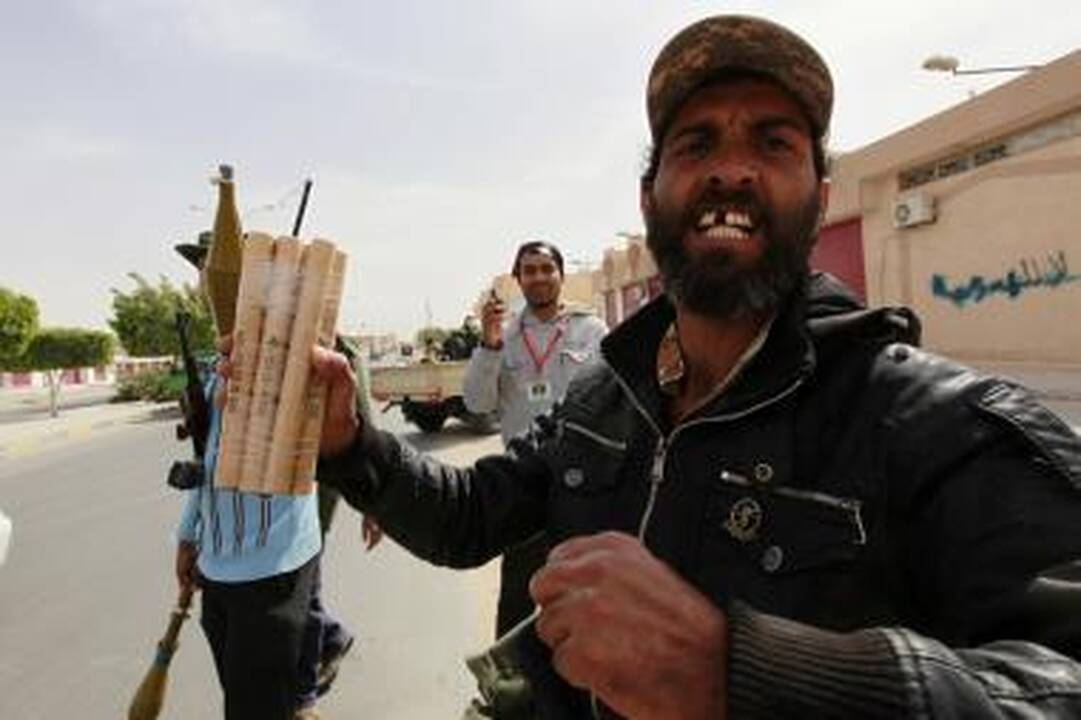 M.Kadhafi armija spaudžia sukilėlius, tačiau Vakarų šalys atsisako siųsti sausumos pajėgas