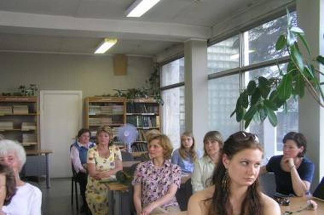Piktavaliai išdaužė Dainavos seniūnijos pastato langus