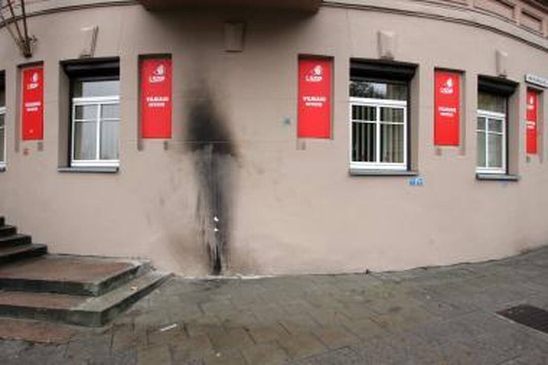 Į socialdemokratų patalpas Vilniuje naktį mestas butelis su degiu skysčiu (papildyta)