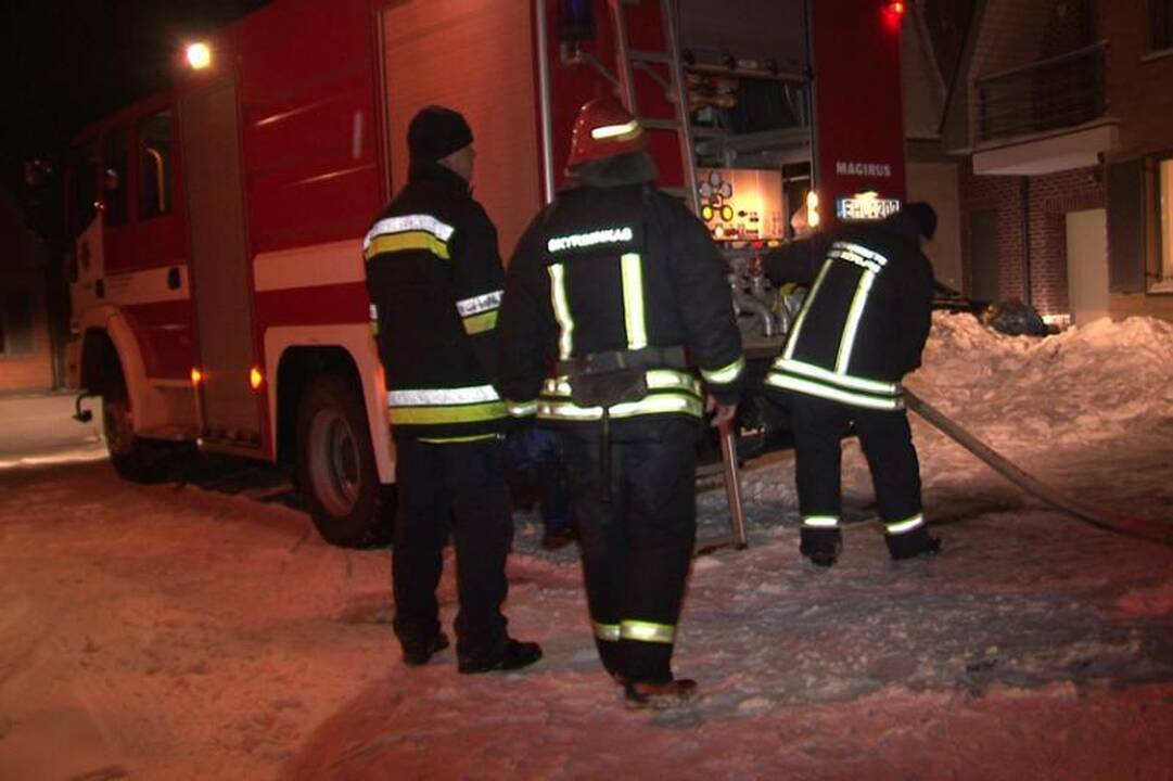 Vilniuje degė medinio namo        palėpė