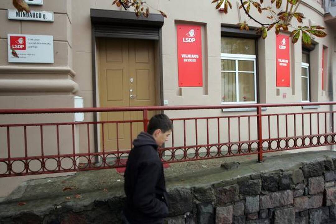 Į socialdemokratų patalpas Vilniuje naktį mestas butelis su degiu skysčiu (papildyta)