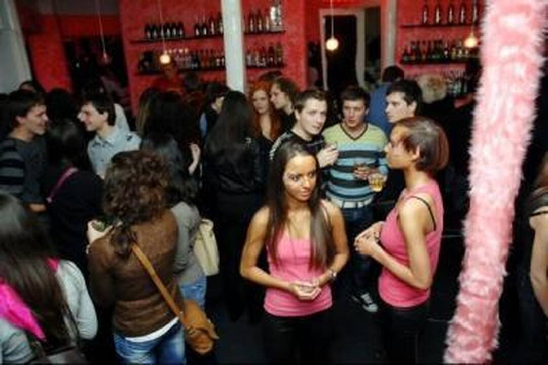 Benamių parkelyje atsidarė rožinis kokteilių baras „Passionclub“