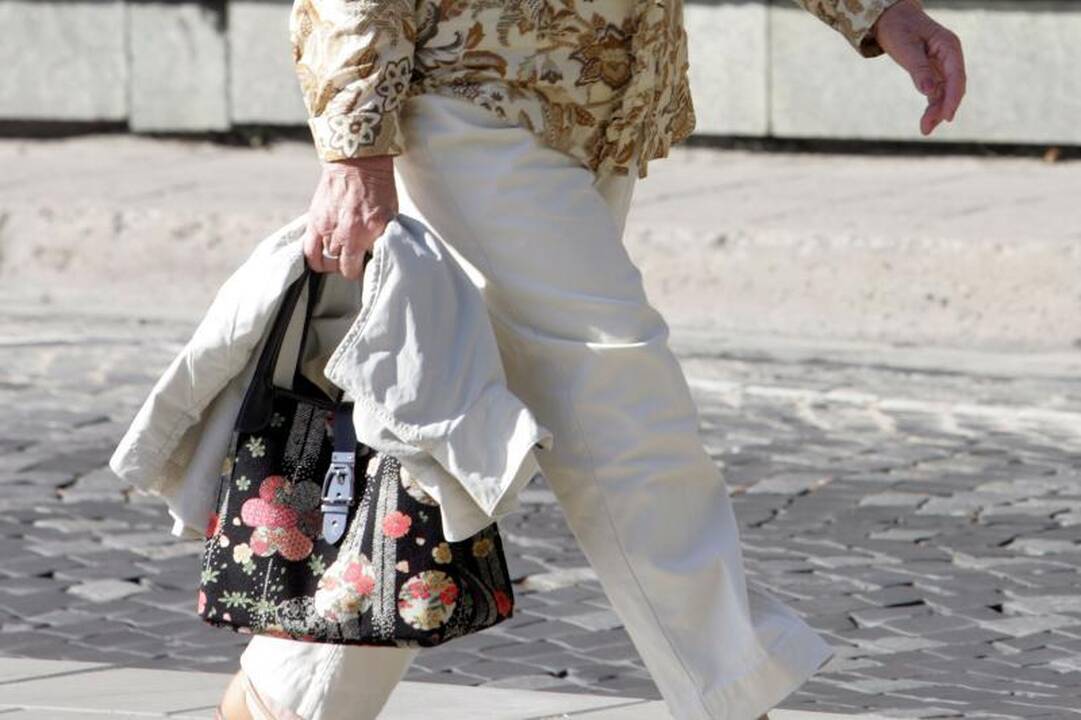 Parke sumušta ir apiplėšta garbaus amžiaus moteris