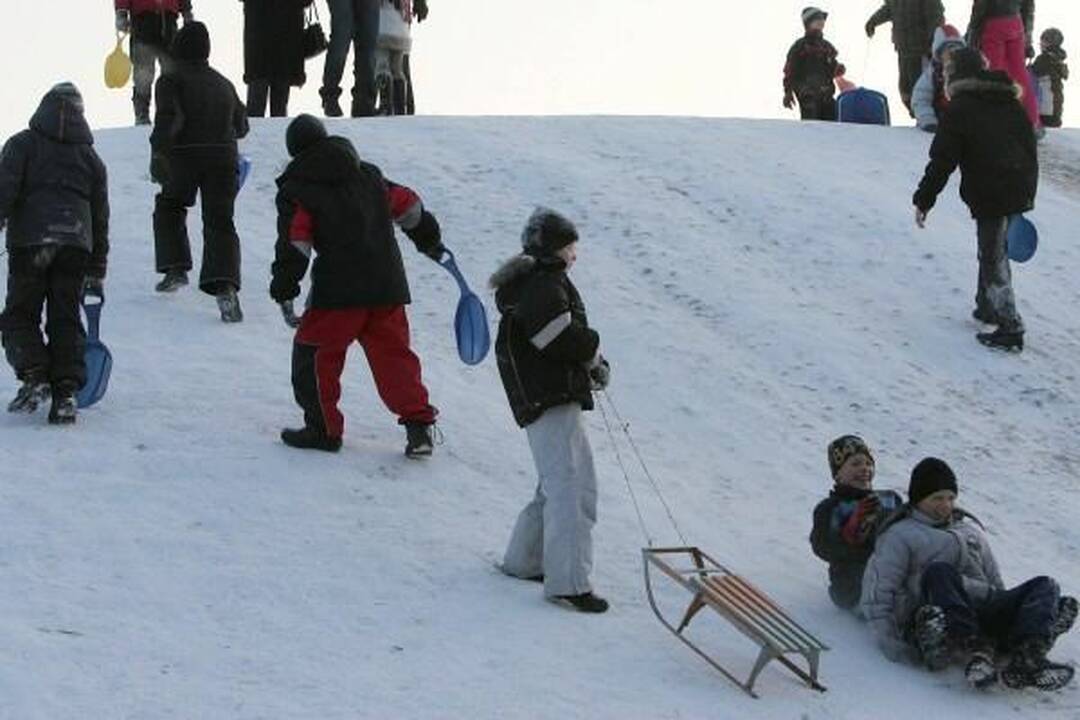 Rūstus šaltis kiek atlėgs, ketvirtadienį privers sniego (papildyta)