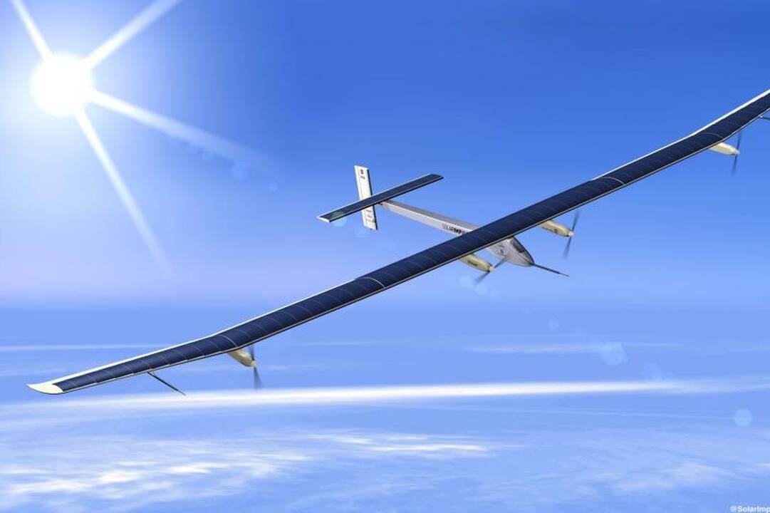 Saulės energija varomas lėktuvas sėkmingai atliko pirmąjį tarptautinį skrydį