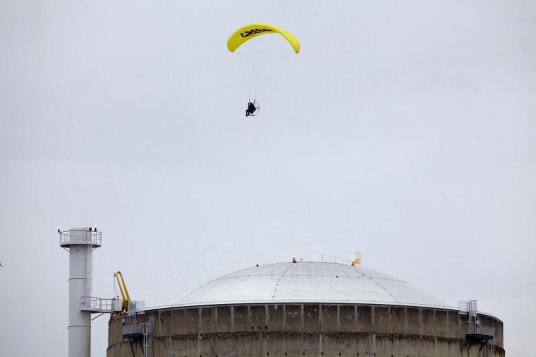 „Greenpeace“ aktyvistas įskrido į atominės elektrinės teritoriją