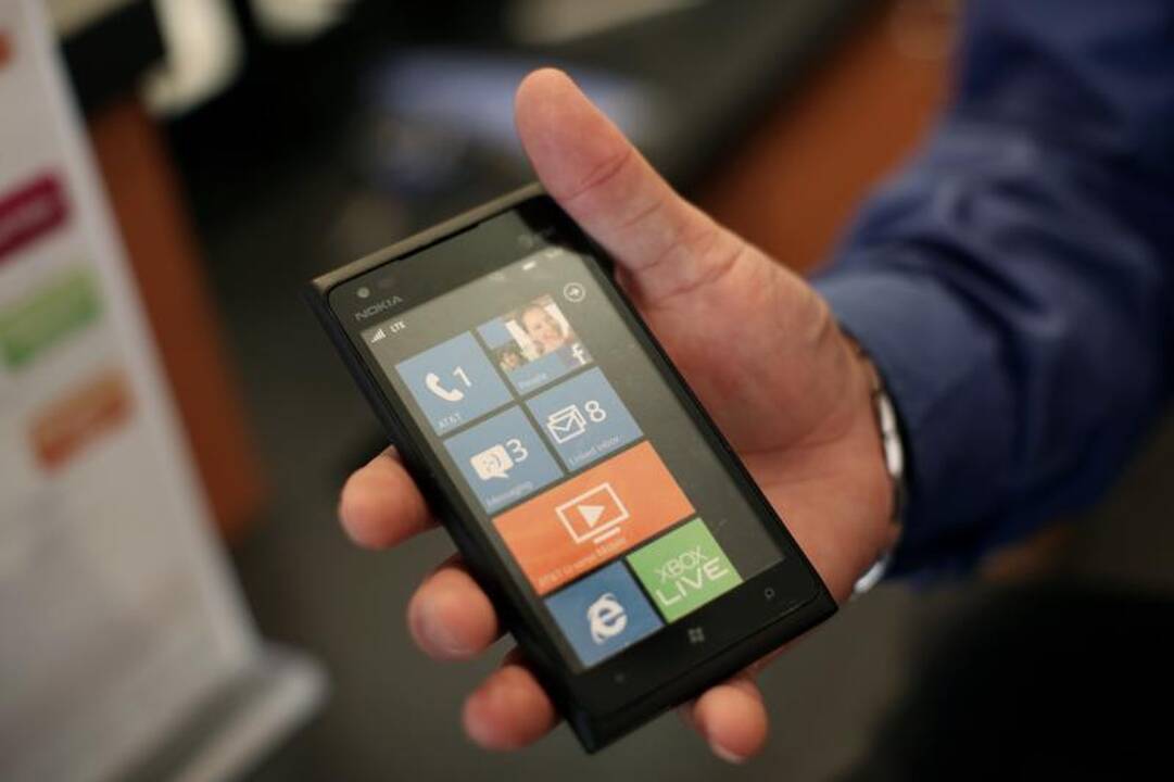 „Nokia“ pasigyrė didėjančiais telefonų „Lumia“ pardavimais
