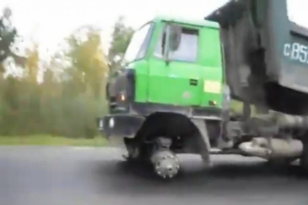 Sunkvežimio vairuotojas įrodė, kad galima važiuoti be priekinio rato