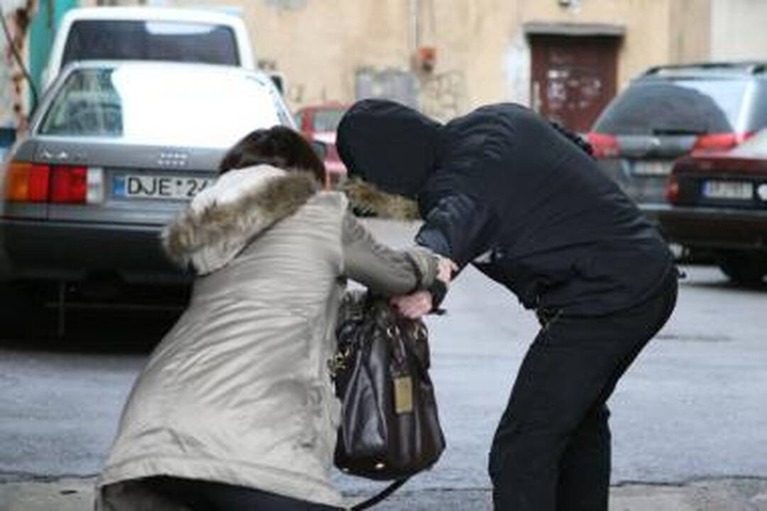 Sostinėje apiplėšta moteris, įtariamieji sulaikyti