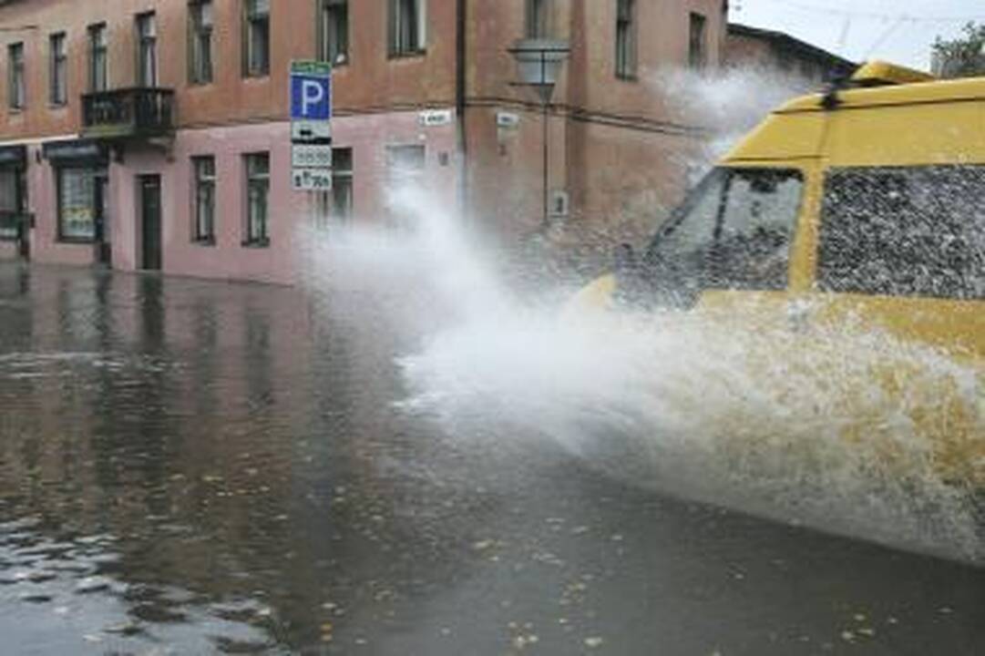 Kauno gatves buvo užtvindžiusi liūtis