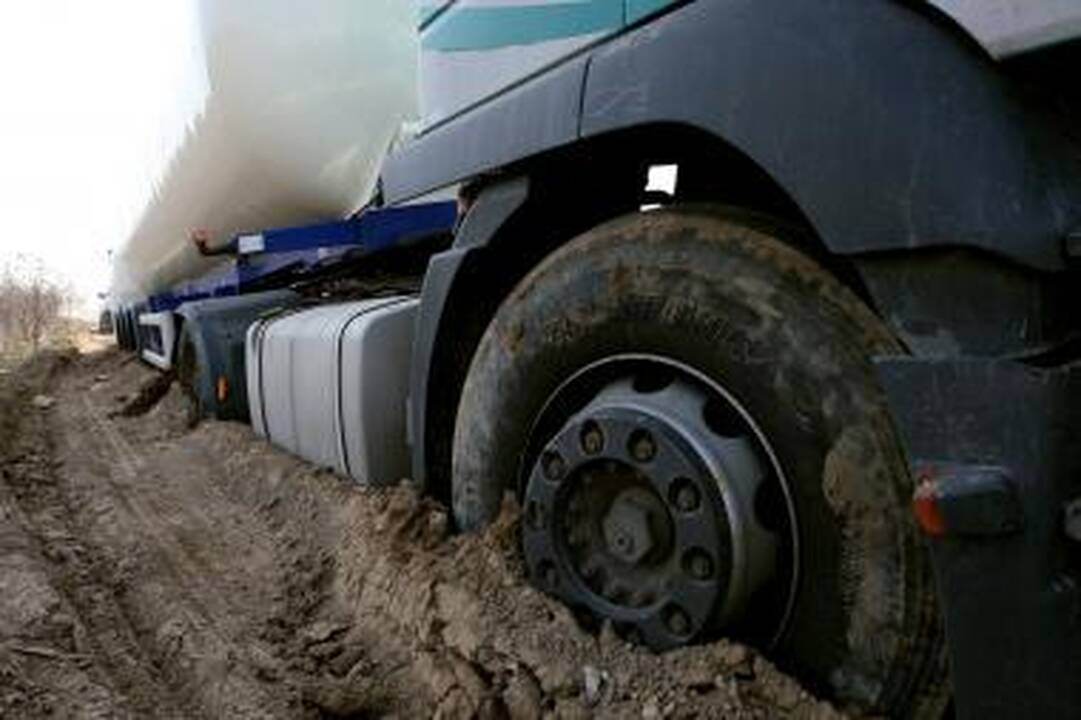 Aleksote užstrigo vilkikas su pavojingu kroviniu
