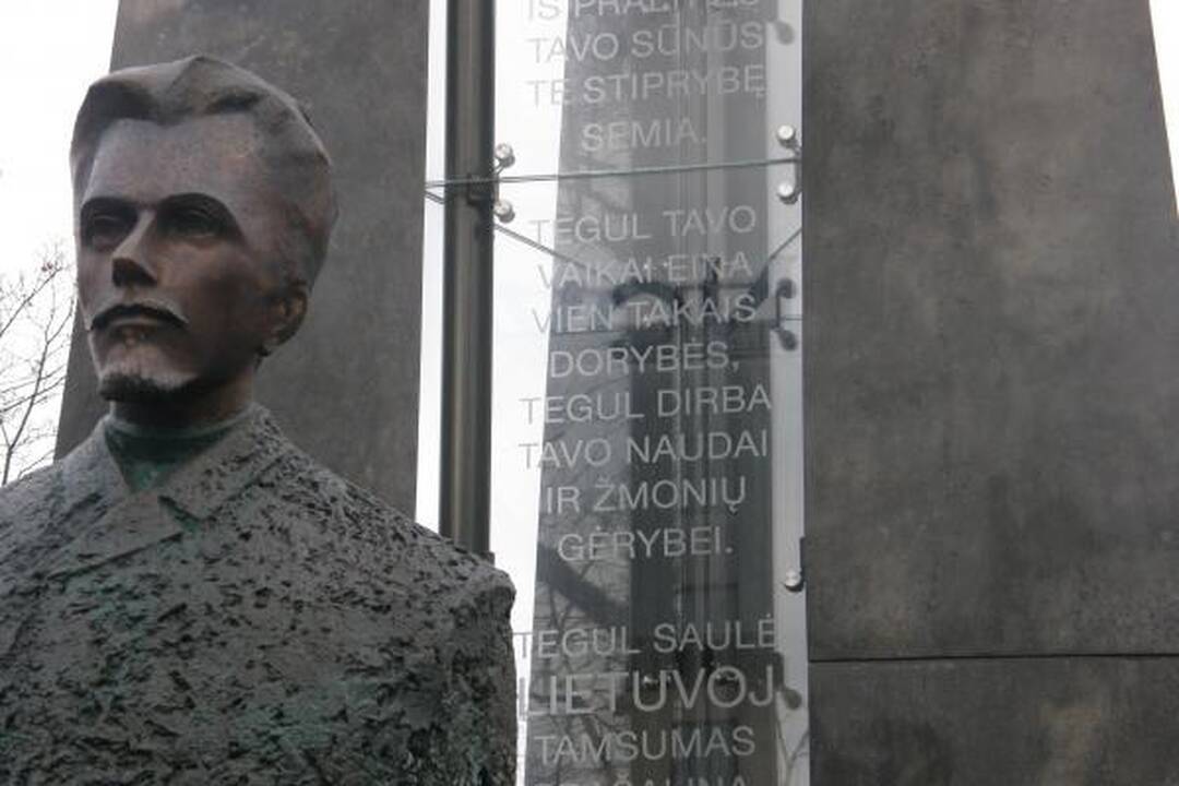 Klaida himno žodžiuose ištaisyta - taškas ant „ė“ atsirado per dieną