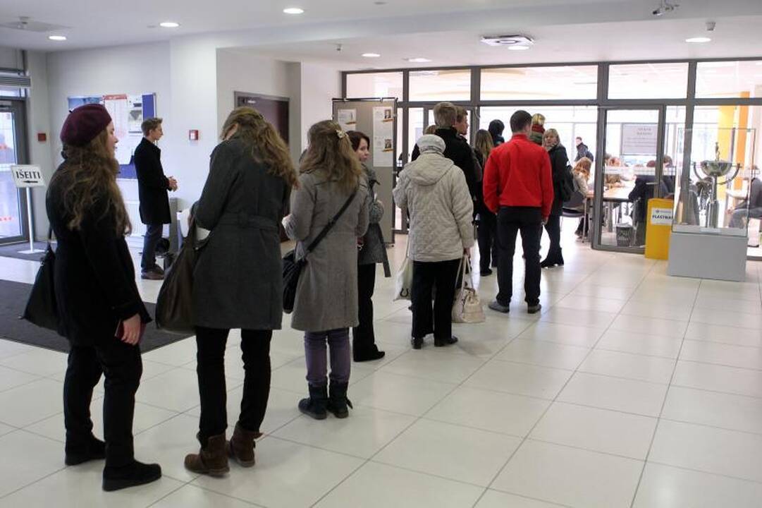 Kiek laiko reikia stovėti eilėje be eilės, jei norite naujo paso?