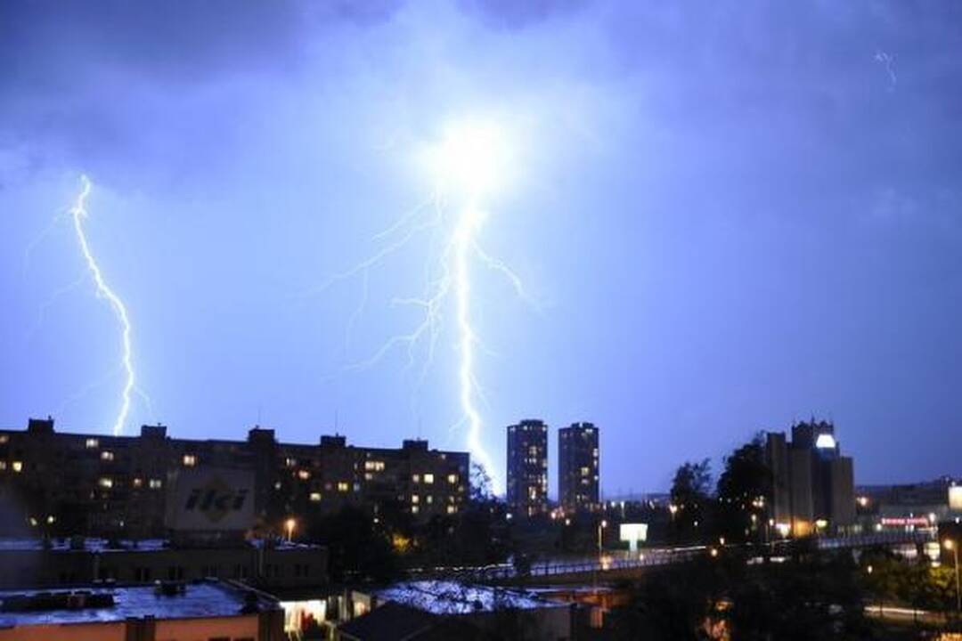 Praėjusią naktį žaibas trenkė ir Lietuvos bankui