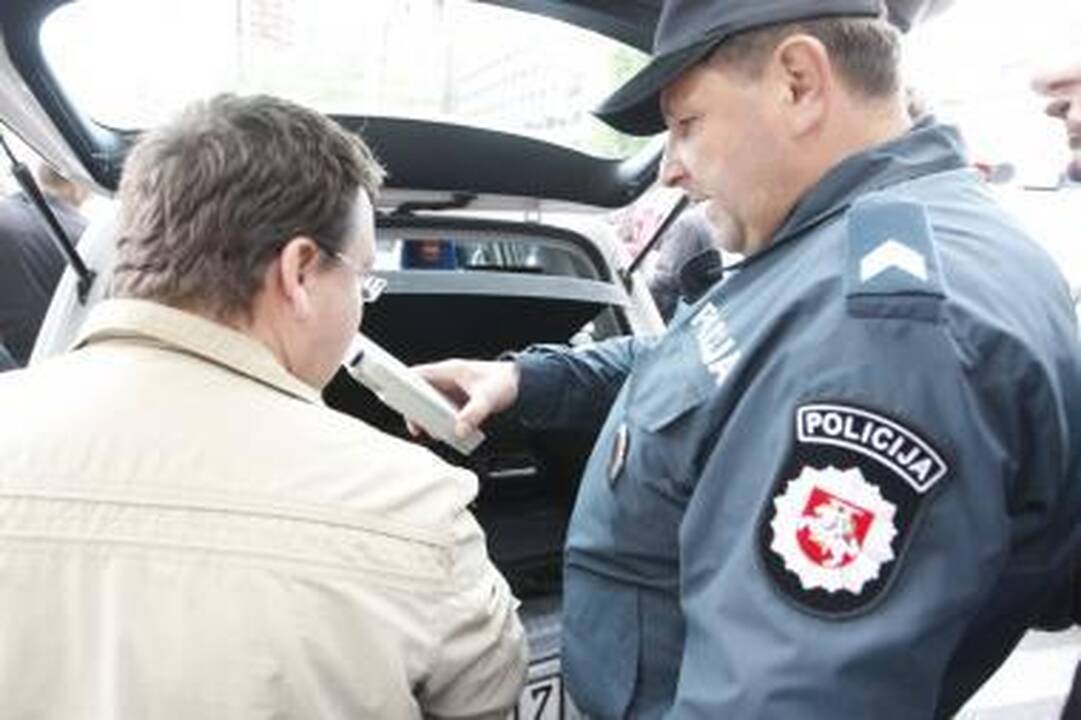 Neblaivus vairuotojas pareigūnus tikėjosi papirkti 200 litų