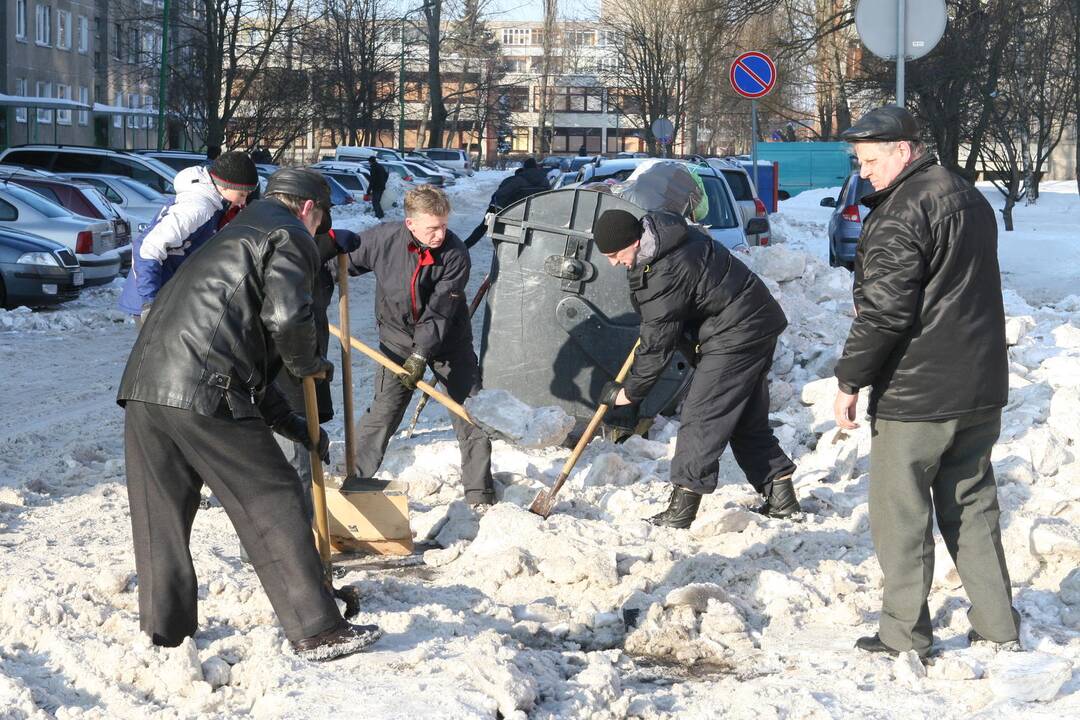 Klaipėdiečiai kviečiami vaduoti kiemus nuo sniego