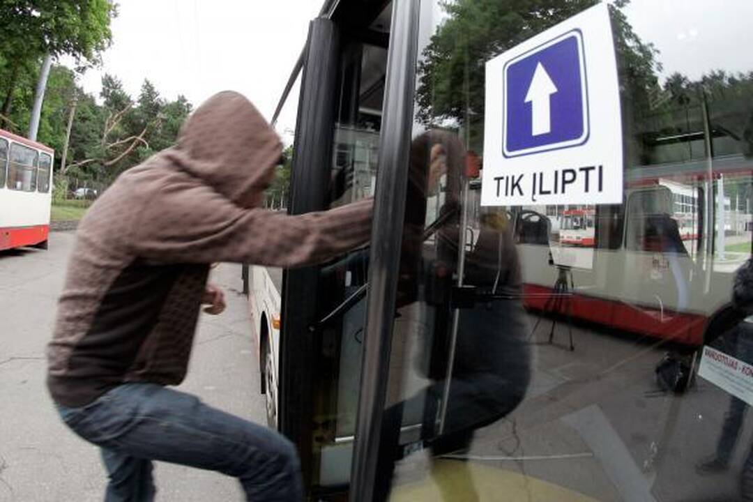 Vicemeras: keleivių laipinimas tik pro priekines duris vilniečiams bus tik į naudą