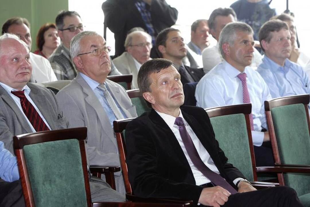 Užsidegus automobiliui, niekas padėti neskubėjo