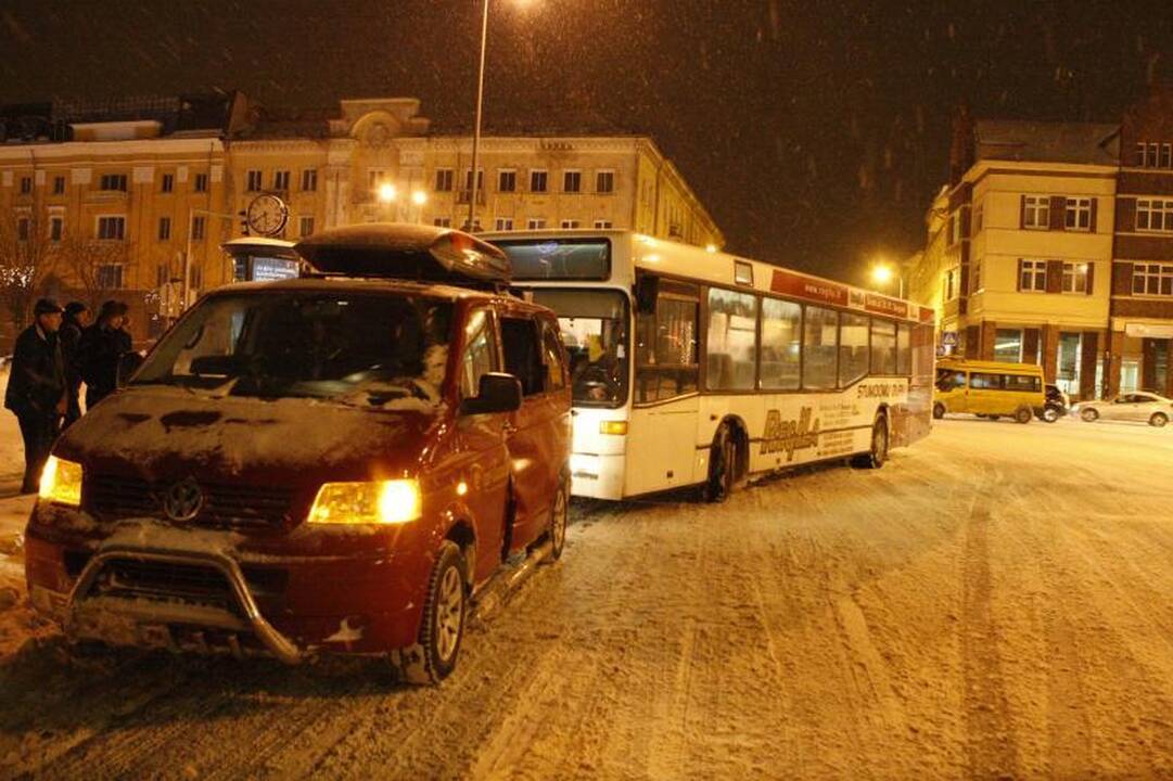 Miesto centre į avariją papuolė keleivius vežęs autobusas 
