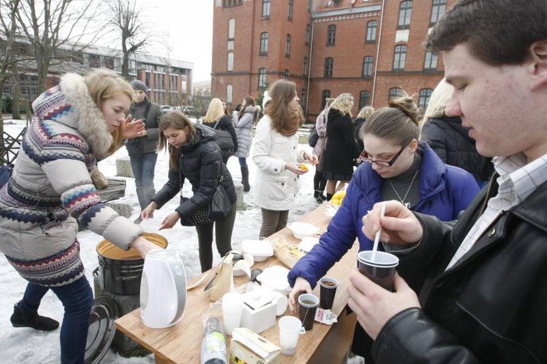 KU studentai kvietė valgyti aštrią žuvienę 