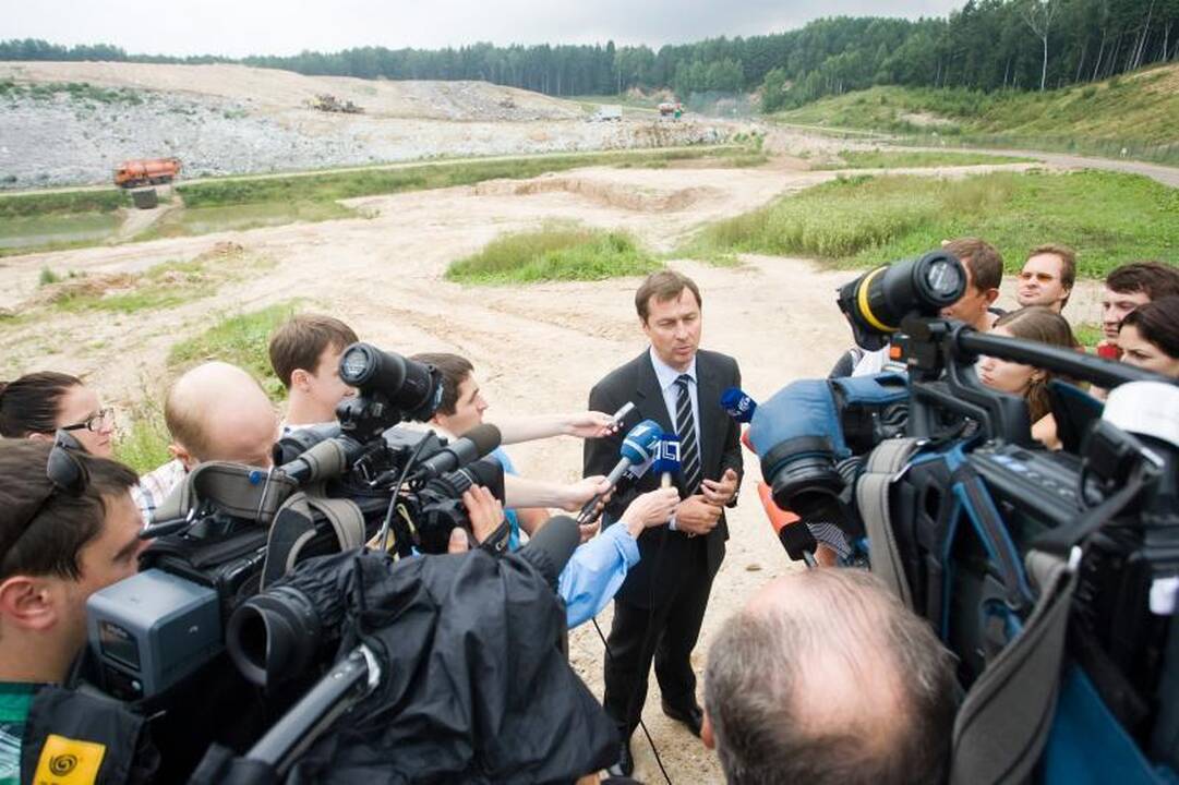 Meras posėdžiavo sąvartyno viršukalnėje 