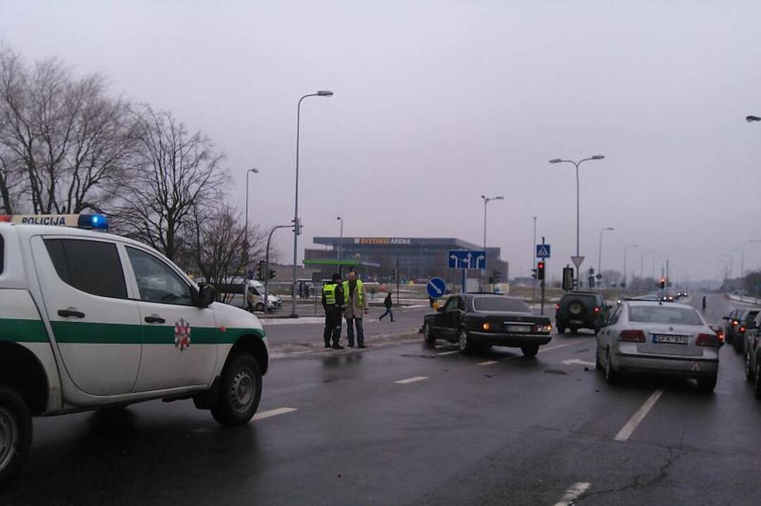 Tris automobilius sudaužęs vairuotojas pabėgo (papildyta)