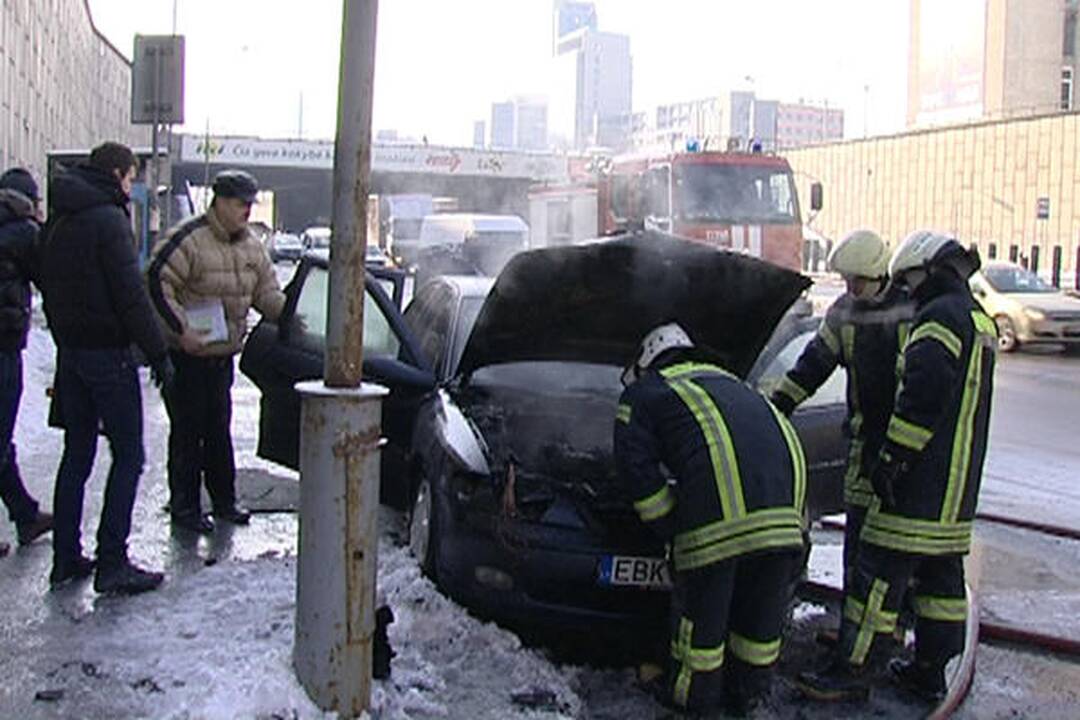 Vilniuje šalia tunelio užsidegė važiuojantis automobilis