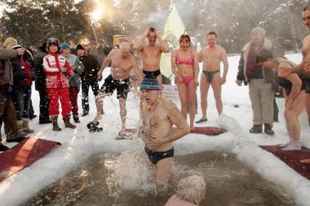 "Ruonių maudynių" dalyviai nepabūgo šalčio
