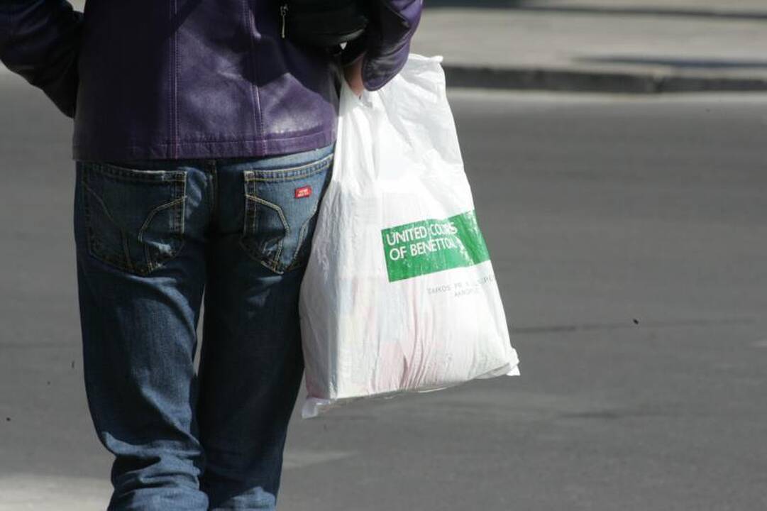 Uždraudus plastikinius maišelius prekybos centruose kilo sumaištis