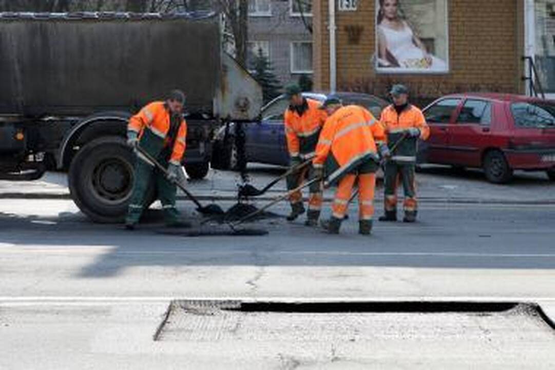 Saugokitės! Kelininkai lopo duobes