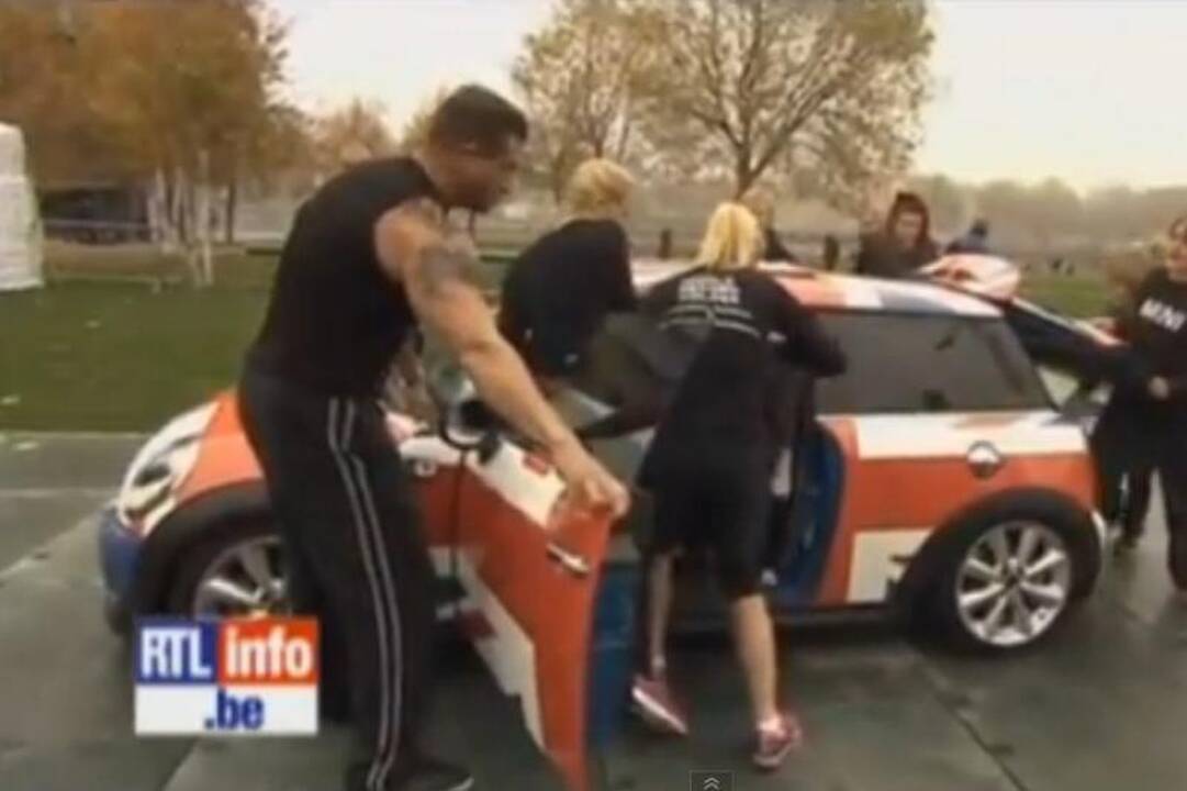 Viename „Mini Cooper“ automobiliuke sutilpo 28 lanksčios merginos