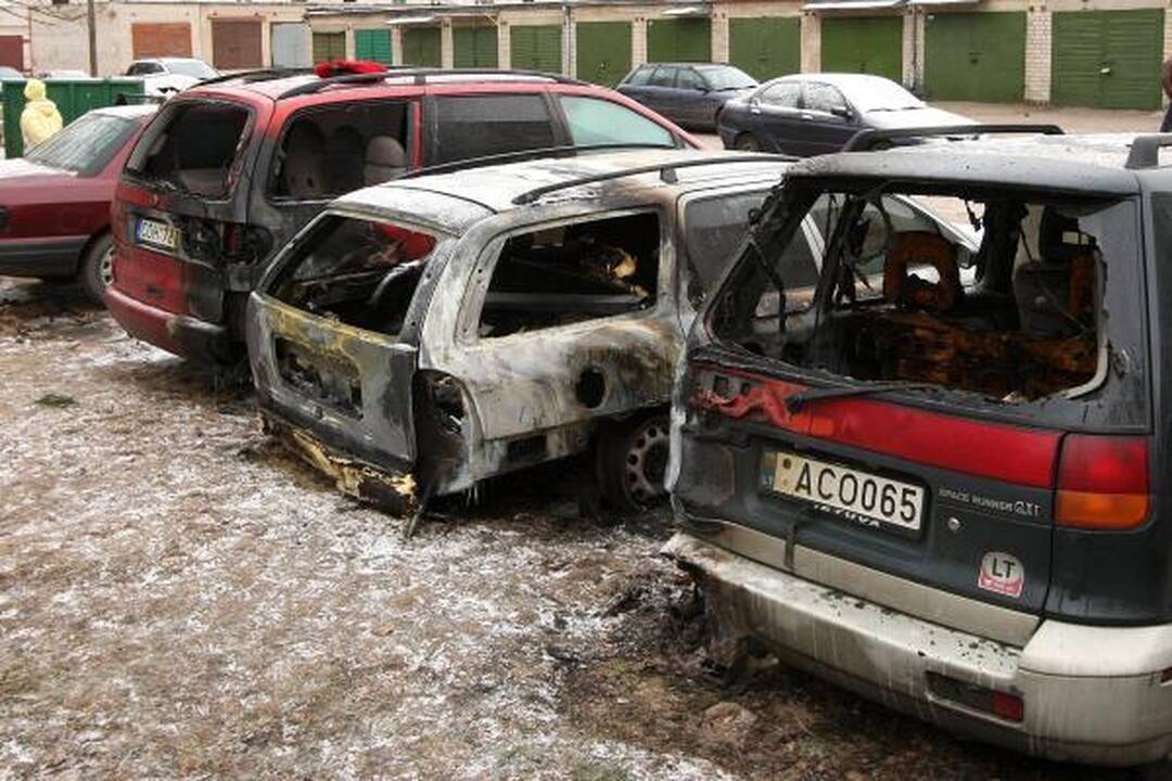 Kaune viename kieme degė trys automobiliai. Įtariamas padegimas (papildyta) 